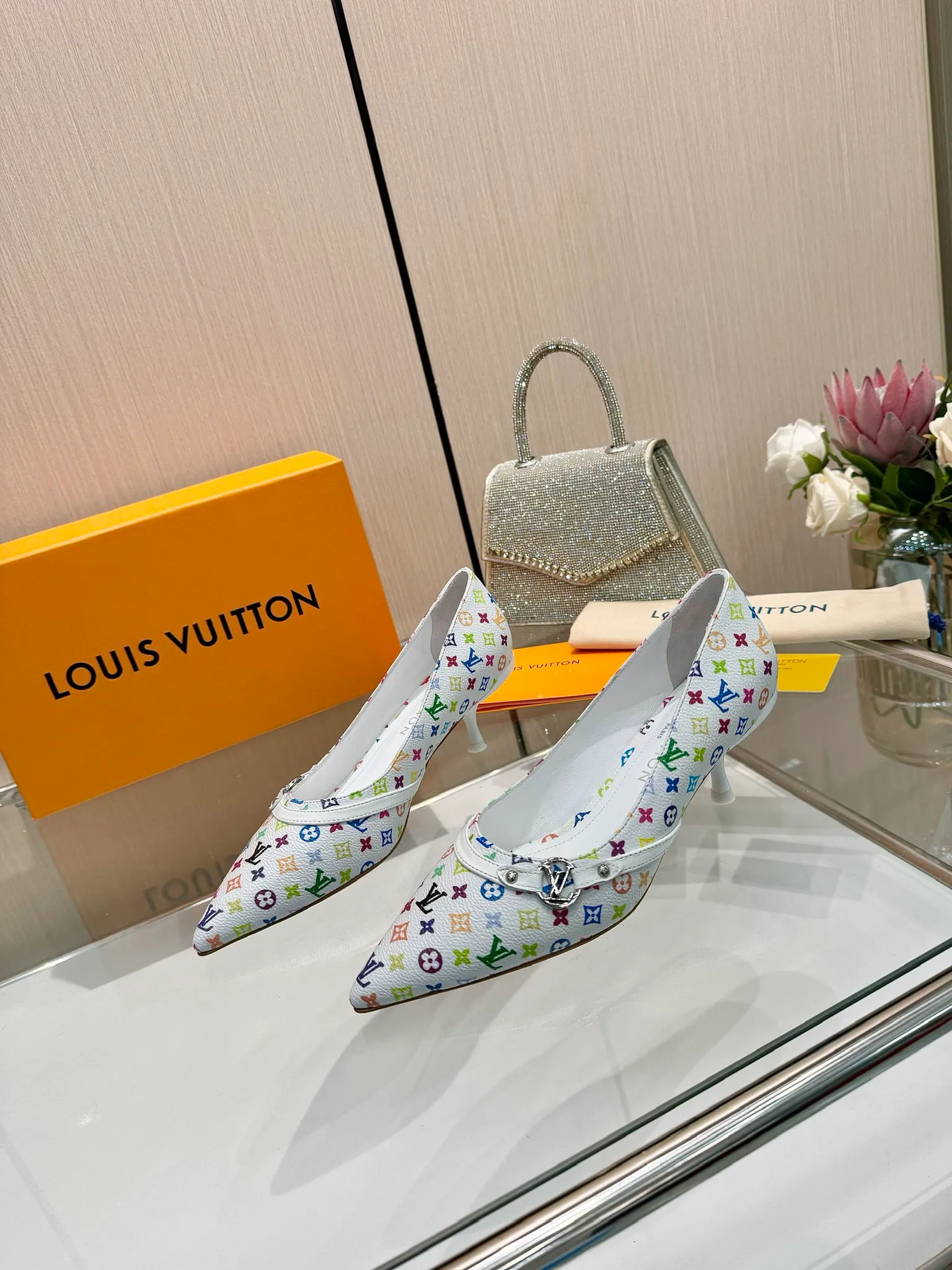 👟👟Ex-factory price 640👟👟Purchase level], Louis Vuitton 2025 official website early spring series! Perfect last shape, new pointed toe🆕, the official website is updated simultaneously. The small pointed toe is matched with a hollow leather strip and a small square buckle to adjust the elasticity. LV hardware "logo" is embellished. It is full of details and a visual feast. 💯It is difficult to conceal the elegant temperament of LV. It is comfortable and easy to wear, and full of femininity. The new original reverse mold last has the ultimate 1:1 shape, exquisite workmanship, and imported high-end fabrics showing exquisite texture! Fabric: Imported lambskin, cow patent leather/Presbyopia/denim. High-quality soft sheepskin lining. Feet: imported goatskin, Italian genuine leather outsole. 5.5 lacquered heels. Number of yards: 34-41 (34.40, 41, customization is non-returnable and non-exchangeable)